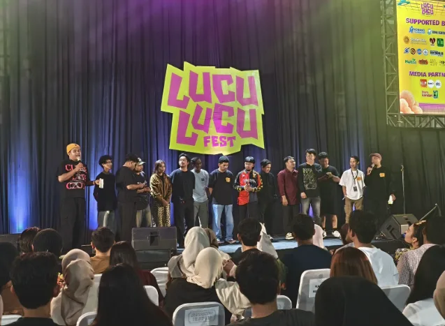 Suasana meriah Lucu-Lucu Fest di ASR Sport Center Kendari saat penampilan Oki DM dan Ali Akbar.