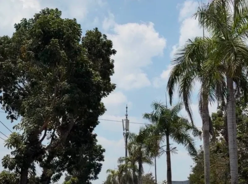 Pemandangan langit Kota Kendari yang mulai cerah setelah sebelumnya diselimuti kabut asap.